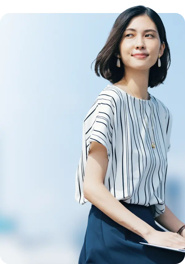 ノートパソコンを膝に置いて座っている女性