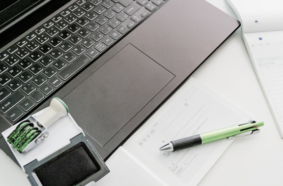 ノートパソコン、スタンプ、ペン、伝票などの事務用品